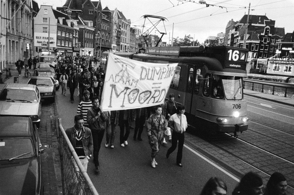 Demonstratie in Amsterdam tegen dumpen atoomafval in zee, Bestanddeelnr 932-3038