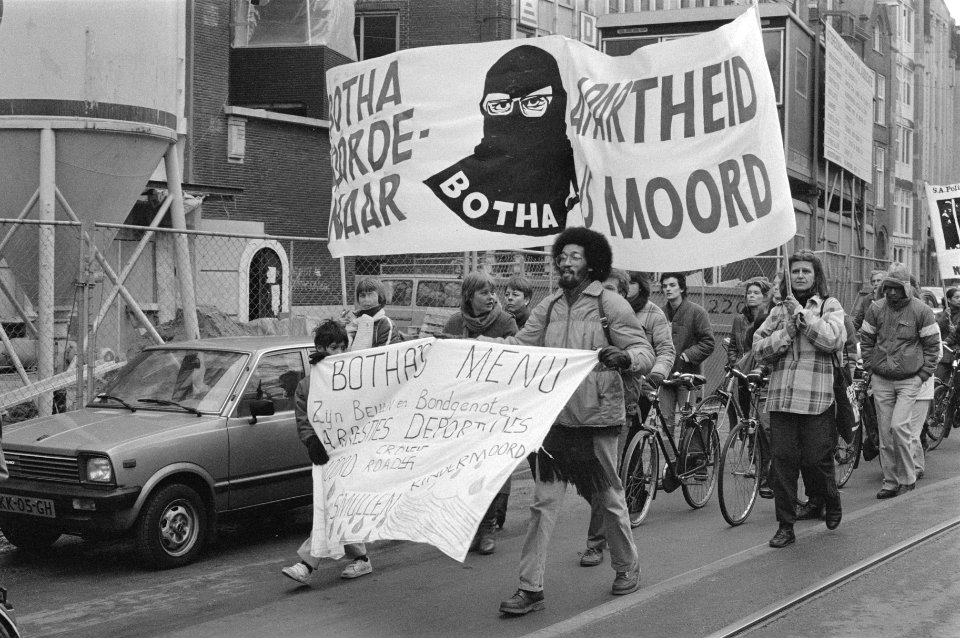 Demonstratie in Amsterdam tegen het geweld van de Zuidafrikaanse regering tegen , Bestanddeelnr 933-2534