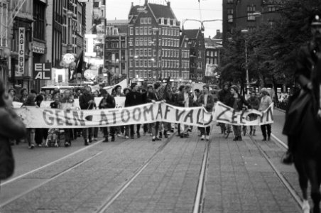 Demonstratie in Amsterdam tegen dumpen atoomafval in zee, Bestanddeelnr 932-3037