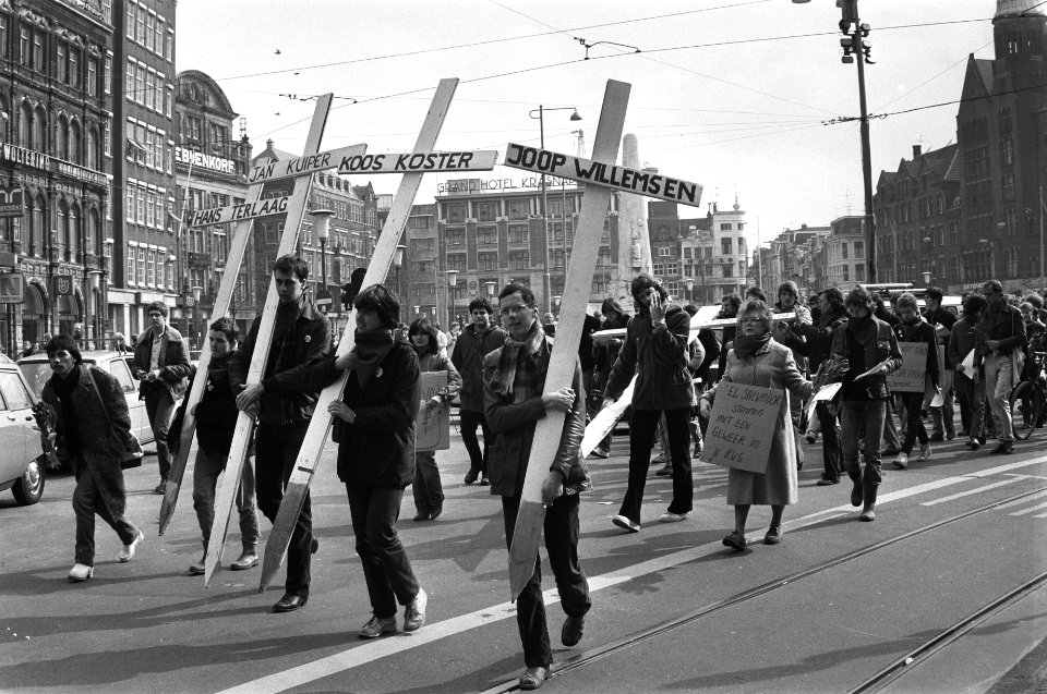 Demonstratie in Amsterdam in verband met de dood van 4 Ned. journalisten en de s, Bestanddeelnr 932-0524