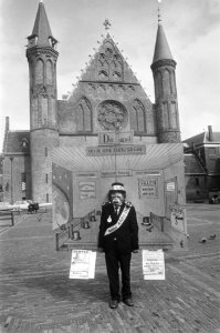 Demonstrant met 1 April-ondernemingsraad op Binnenhof, Bestanddeelnr 928-4962