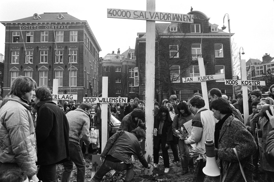Demonstratie in Amsterdam in verband met de dood van 4 Ned. journalisten en de s, Bestanddeelnr 932-0527