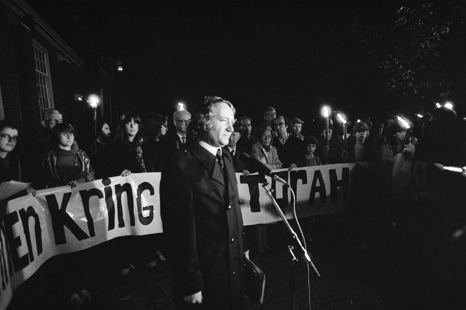 Demonstratie in Amsterdam O.M. tegen recente aanslagen me bommen in Frankrijk en, Bestanddeelnr 931-0614