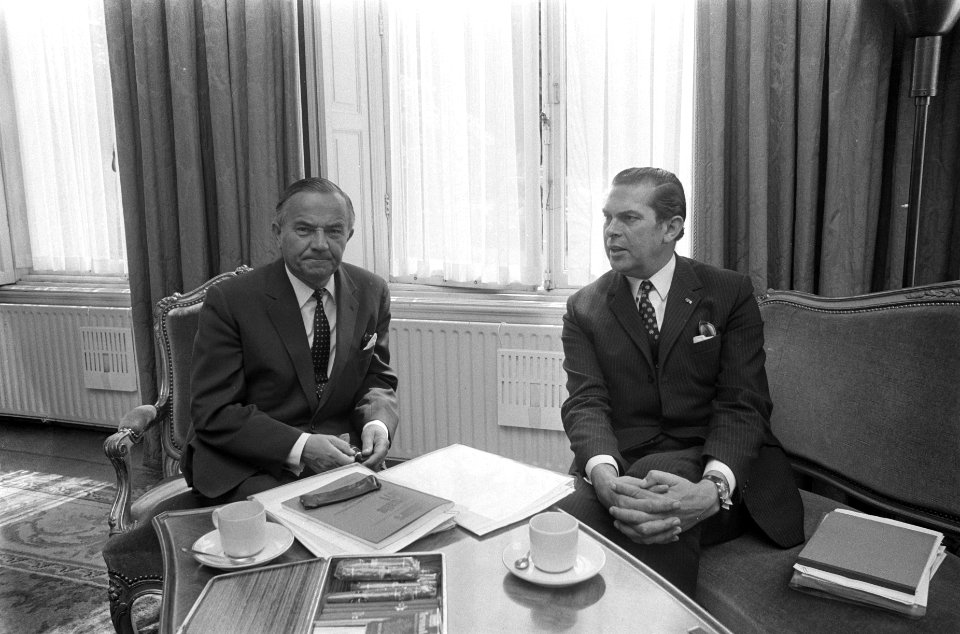 Demissionair minister-president De Jong (l) en formateur Biesheuvel, Bestanddeelnr 924-6738