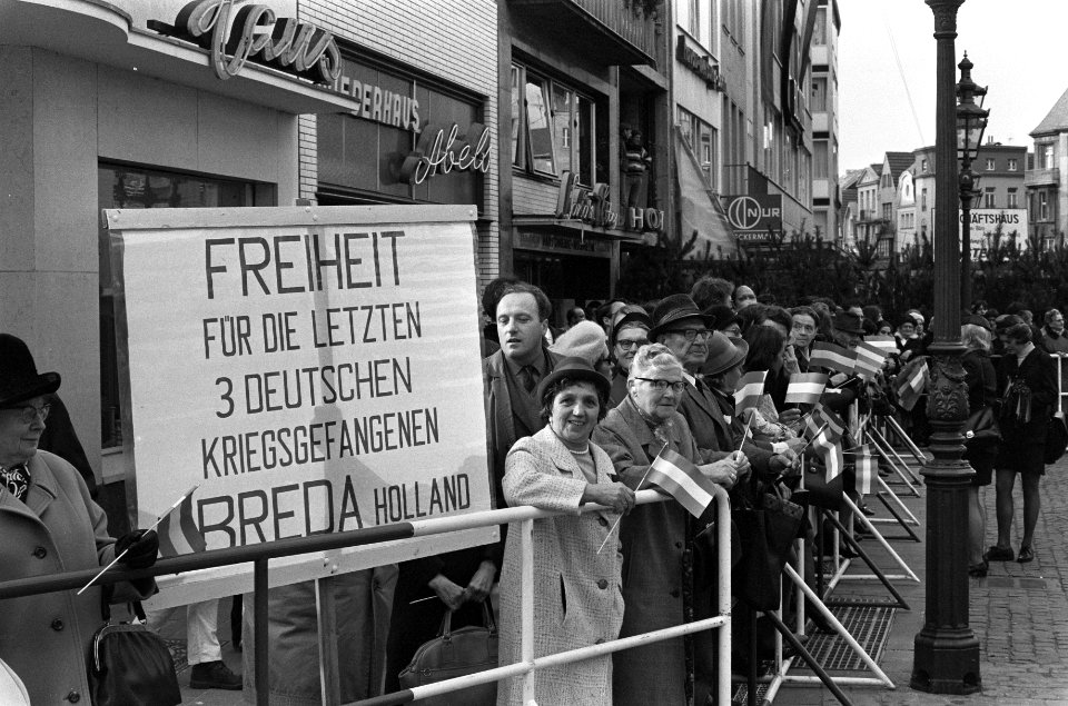Demomstranten voor de vrijlating van de laatste drie Duitse oorlogsmisdadigers l, Bestanddeelnr 925-0780
