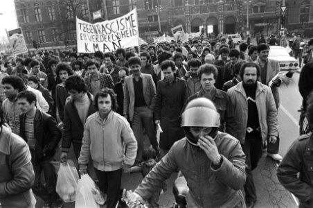 Demonstratie in Amsterdam in verband met de dag van de rassendiscriminatie naar , Bestanddeelnr 932-0540
