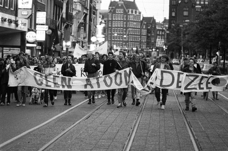 Demonstratie in Amsterdam tegen dumpen atoomafval in zee, Bestanddeelnr 932-3036