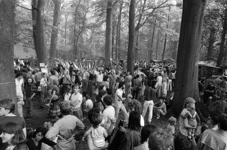 Demonstranten in het bos, Bestanddeelnr 932-3308