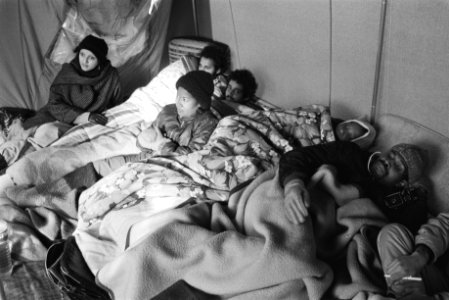 Demonstranten in een tent, Bestanddeelnr 932-7950