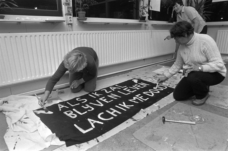 Demonstranten, spandoeken, Bestanddeelnr 931-8081