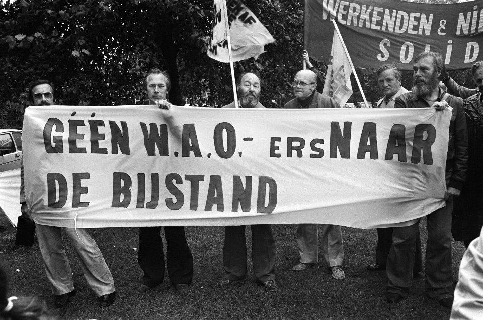 Demonstranten, bezuinigingen, arbeidsongeschiktheid, spandoeken, Bestanddeelnr 931-0104