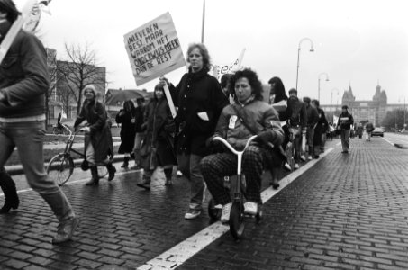 Demonstranten, waarvan één op een kinderfiets, Bestanddeelnr 932-4020
