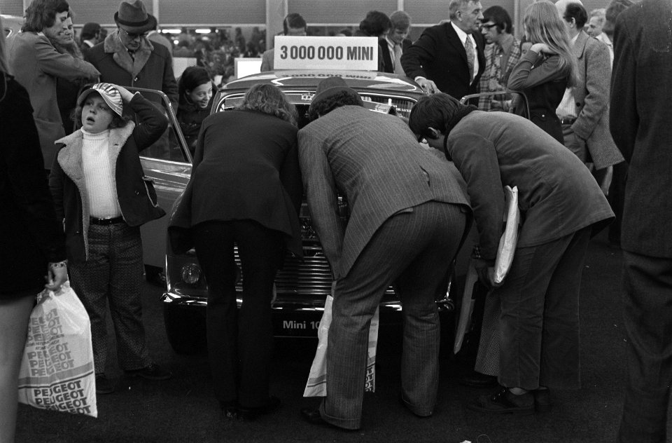 Demonstranten bij autotentoonstelling in RAI, mannen gebogen over klein autootje, Bestanddeelnr 926-2293