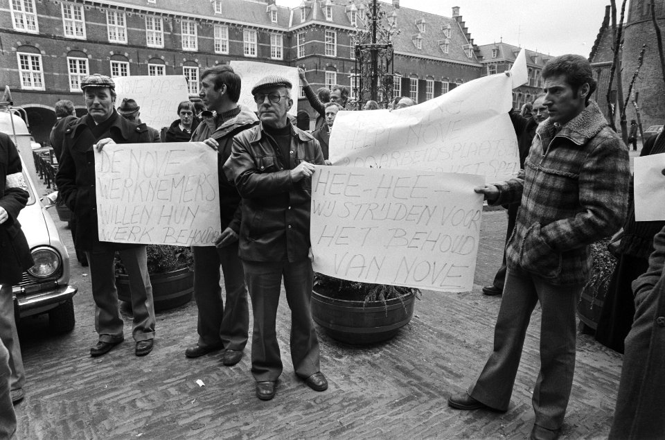 Demonstranten, werknemers van Nove Noordelijke Industrie voor Vezelverwerking,, Bestanddeelnr 930-1454