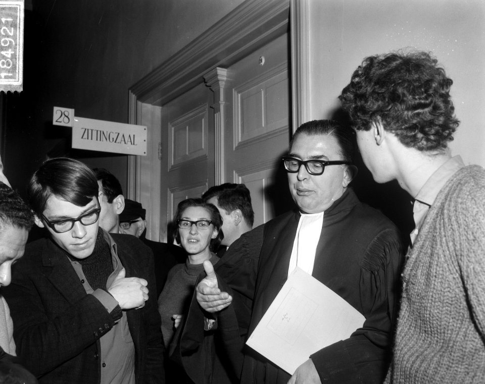Demonstranten in gesprek met hun verdediger mr. G.J.P. Cammelbeeck, Bestanddeelnr 918-4921