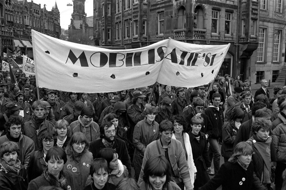 Demonstranten in de Raadhuisstraat met spandoek Mobilisatie '81, Bestanddeelnr 931-8162