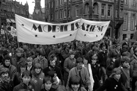 Demonstranten in de Raadhuisstraat met spandoek Mobilisatie '81, Bestanddeelnr 931-8162