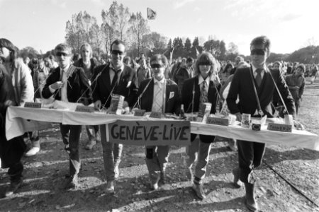 Demonstranten in het Zuiderpark met de nagemaakte onderhandelingstafel in Genève, Bestanddeelnr 932-7494