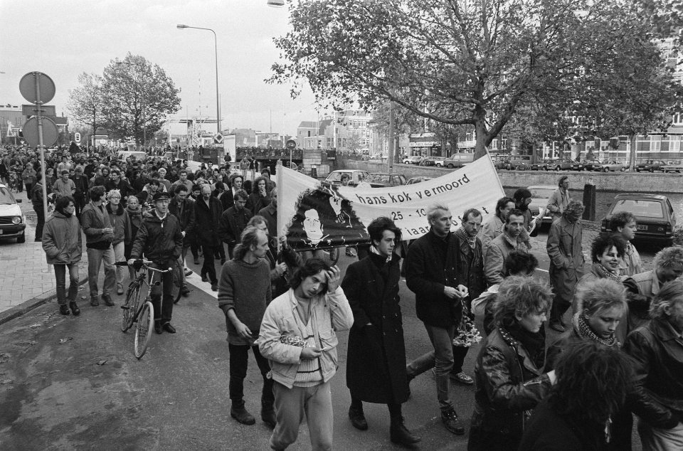 Demonstranten herdenken het feit dat Hans Kok 1 jaar geleden in politiecel overl, Bestanddeelnr 933-7967