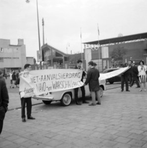 Demonstranten in Amsterdam voor een niet-aanvalsverdrag tussen NAVO en Warschaup, Bestanddeelnr 915-3367