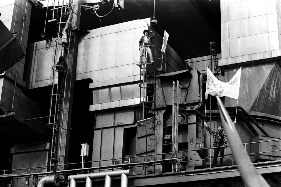 Demonstranten beklimmen de elektrische centrale naast het reactorgebouw, Bestanddeelnr 930-2060