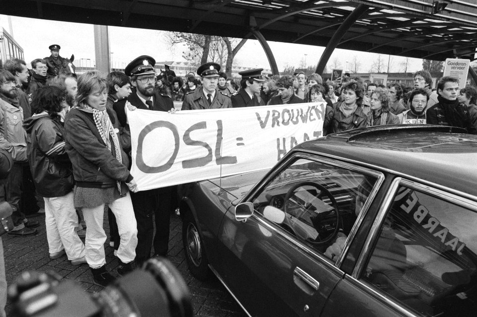 Demonstranten blokkeren de toegangspoort, Bestanddeelnr 931-7772