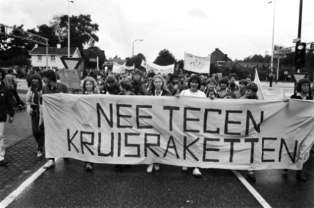 Demonstranten achter een spandoek, Bestanddeelnr 932-3573
