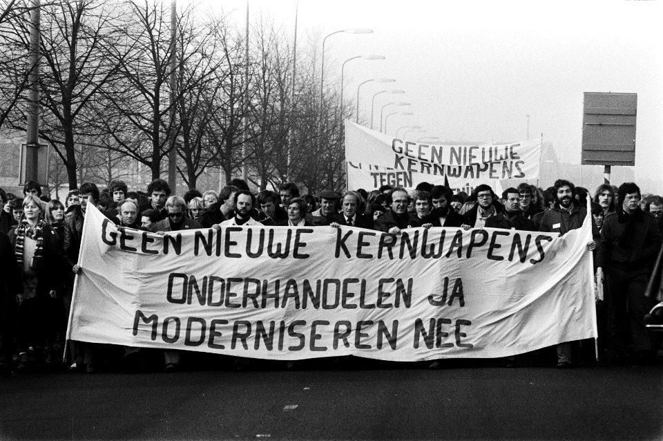 Demonstranten onderweg met spandoeken, daarop o.a. Geen nieuwe kernwapens - Ond, Bestanddeelnr 930-5563