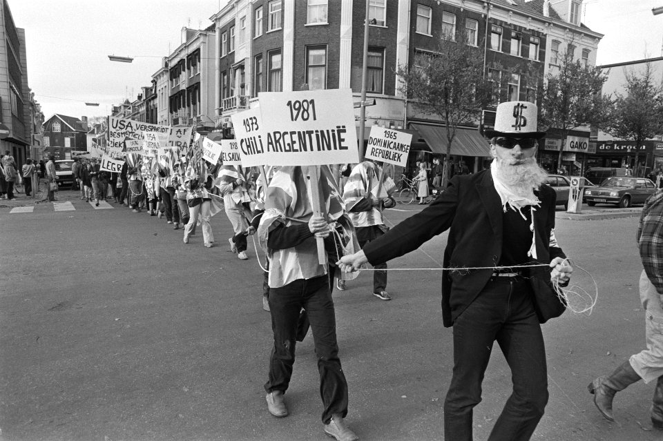 Demonstranten met vlaggen afgedekt, Bestanddeelnr 931-7775