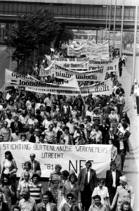 Demonstranten in de Irenehal met spandoeken, o.a. Stichting buitenlandse werkne, Bestanddeelnr 930-3196