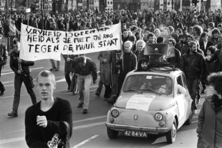 Demonstranten met voorop een geluidswagen (Fiat 500), Bestanddeelnr 932-3661