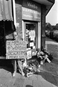Demonstrant met een bord De misdaad word hier beschermd, mense nietsic, naas, Bestanddeelnr 932-7126