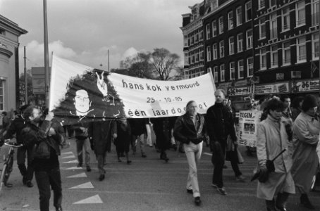 Demonstranten herdenken het feit dat Hans Kok 1 jaar geleden in politiecel overl, Bestanddeelnr 933-7969