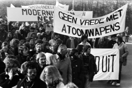 Demonstranten onderweg met spandoeken, daarop o.a. Geen vrede met atoomwapens , Bestanddeelnr 930-5565
