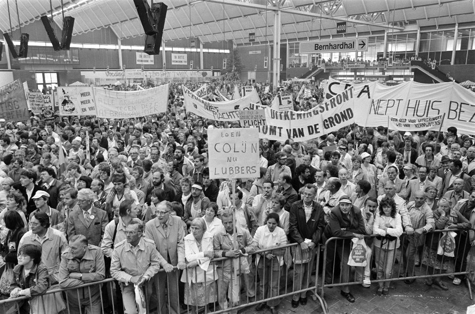 Demonstranten met bord Toen Colijn, nu Lubbers, Bestanddeelnr 932-6181