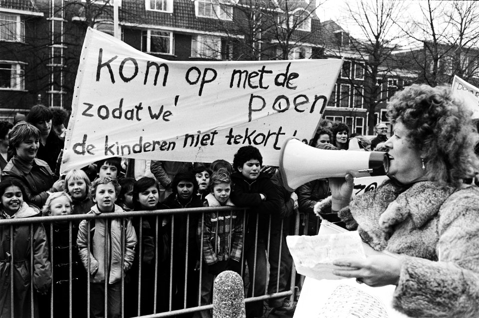 Demonstr voor ministerie van O&W in Den Haag door betrokkenen bij het Haagse On, Bestanddeelnr 930-6471