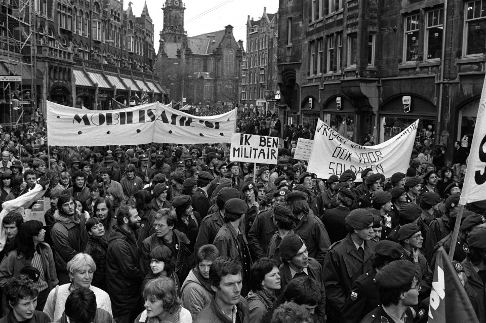 Demonstranten in de Raadhuisstraat, Bestanddeelnr 931-8163