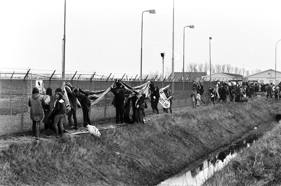Demonstranten onderweg, Bestanddeelnr 930-2071
