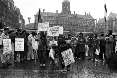 Demonstranten leggen bloemen neer bij het monument, Bestanddeelnr 932-5552