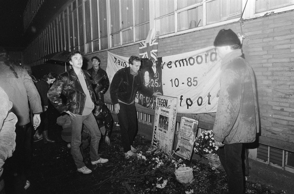 Demonstranten herdenken het feit dat Hans Kok 1 jaar geleden in politiecel overl, Bestanddeelnr 933-7968