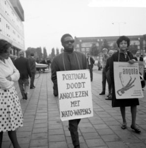 Demonstranten in Amsterdam tegen Portugees optreden in Angola, Bestanddeelnr 915-3368