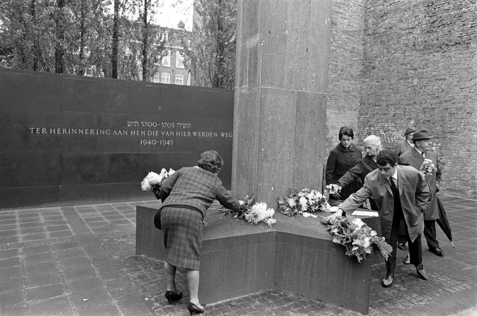 Demonstranten leggen bloemen op het monument in de Hollandsche Schouwburg aan de, Bestanddeelnr 919-6404