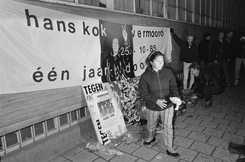 Demonstranten herdenken het feit dat Hans Kok 1 jaar geleden in politiecel overl, Bestanddeelnr 933-7970