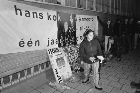 Demonstranten herdenken het feit dat Hans Kok 1 jaar geleden in politiecel overl, Bestanddeelnr 933-7970