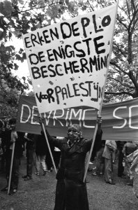 Demonstranten met spandoeken, Bestanddeelnr 932-3427