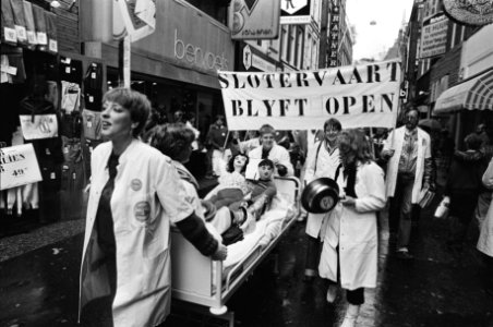 Demonstranten in de Kalverstraat, Bestanddeelnr 932-3570