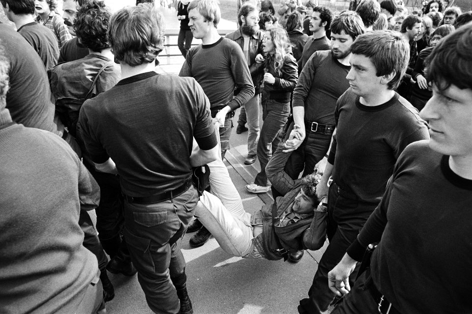 Demonstranten blokkeerden ingang van kerncentrale Dodewaard politie verwijdert de demonstranten, Bestanddeelnr 931-4010