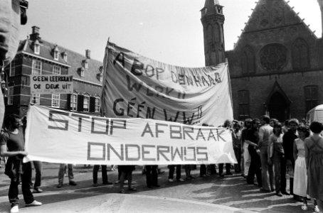 Demonstranten met spandoeken, o.a. ABOP Den Haag Werk Geen WW en Stop afbraak, Bestanddeelnr 930-3259