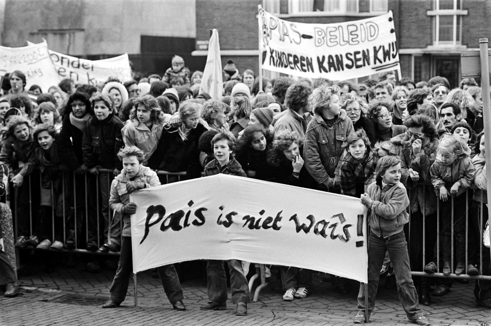 Demonstr voor ministerie O&W in Den Haag door betrokkenen bij het Haagse Onderw, Bestanddeelnr 930-6470