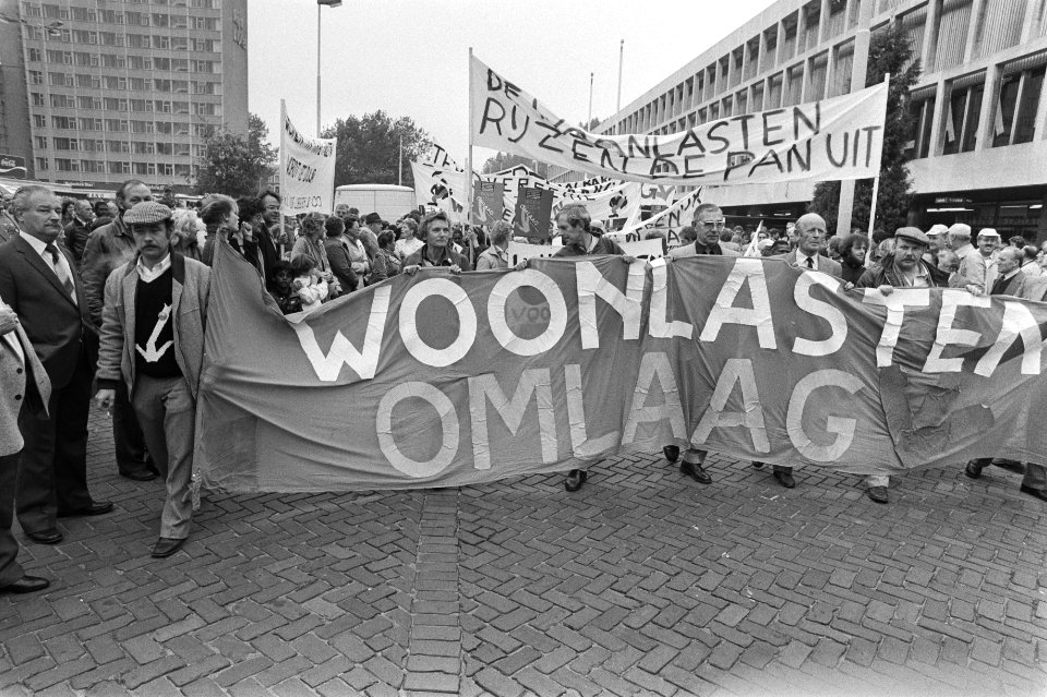 Demonstranten met spandoeken, Bestanddeelnr 932-7181